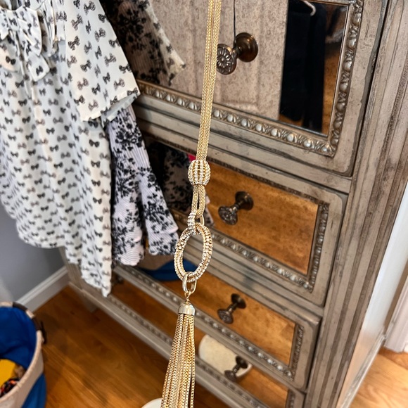 Beautiful Cach’e Navy Suit with matching pencil suit w/gold necklace. - Picture 15 of 15